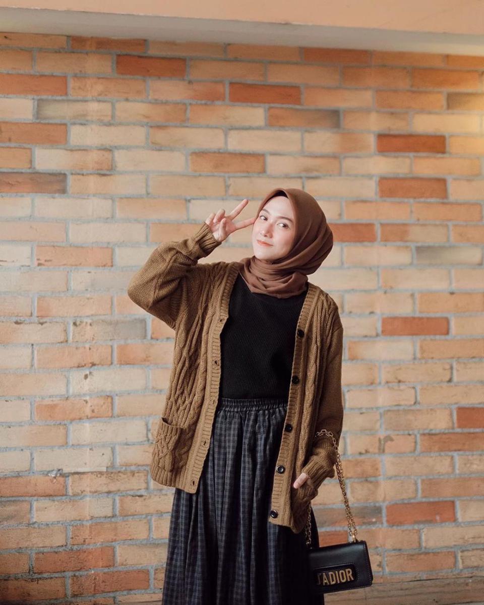 outfit kardigan rajut (instagram.com/nisacookie)