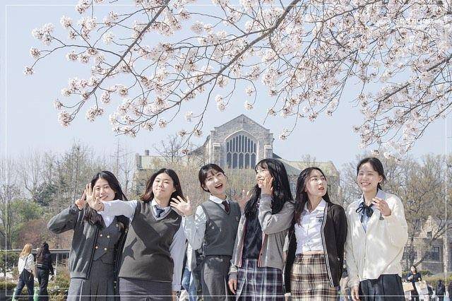Sekumpulan siswa berfoto di Ewha Womans University (instagram.com/ewha.w.univ)