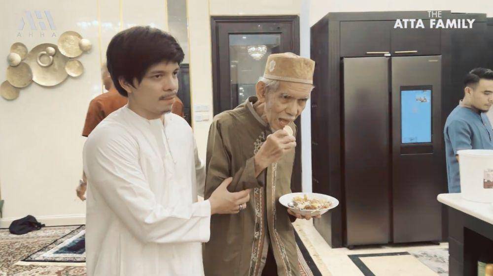 Atta buka puasa dengan keluarga besar (YouTube.com/AH)