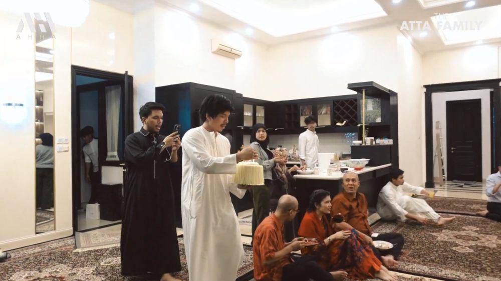 Atta buka puasa dengan keluarga besar (YouTube.com/AH)