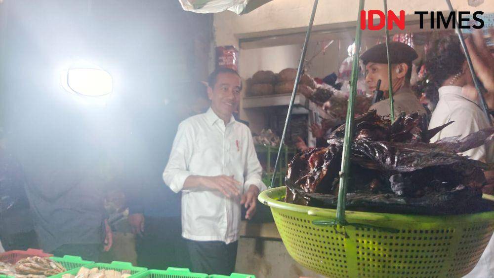 Presiden Jokowi saat menelusir lorong pasar Tugu, Kecamatan Cimanggis, Kota Depok. (IDNTimes/Dicky)