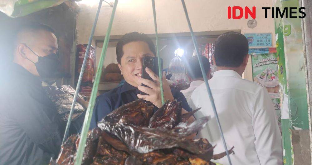 Menteri BUMN, Erick Thohir saat merekam warga yang ingin mendekati Presiden Indonesia Jokowi di Pasar Tugu, Kecamatan Cimanggis, Kota Depok. (IDNTimes/Dicky)