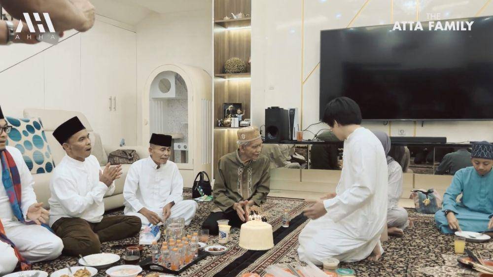 Atta buka puasa dengan keluarga besar (YouTube.com/AH)