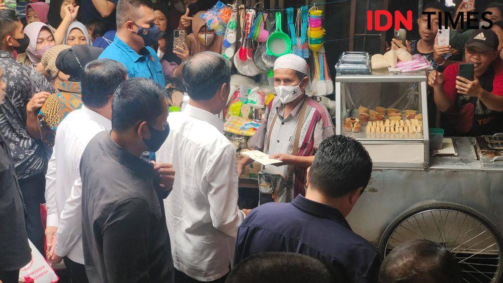 Presiden Jokowi memberikan amplop kepad pedagang di Pasar Tugu, Kecamatan Cimanggis, Kota Depok. (IDNTimes/Dicky)
