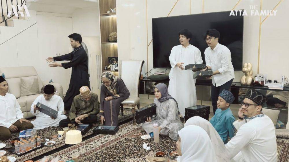 Atta buka puasa dengan keluarga besar (YouTube.com/AH)