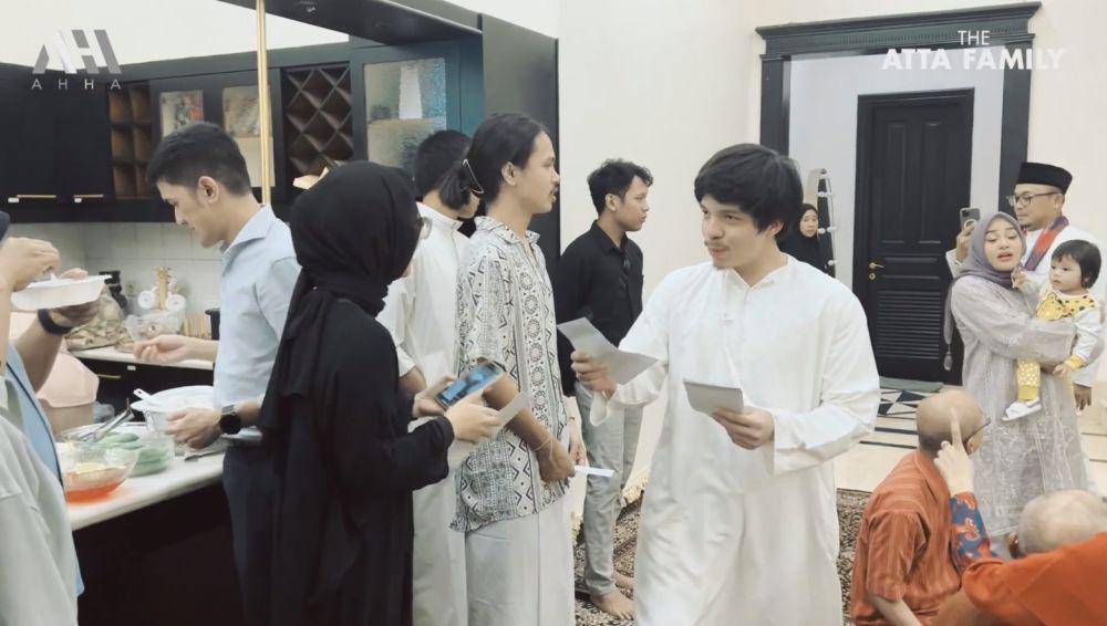 Atta buka puasa dengan keluarga besar (YouTube.com/AH)