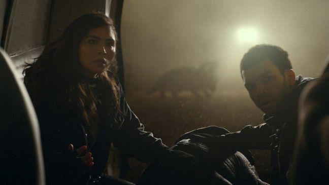 Daniella Pineda dan Justice Smith dalam film Jurassic World: Dominion. (dok. Universal Pictures/Jurassic World: Dominion)