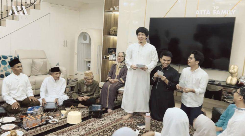 Atta buka puasa dengan keluarga besar (YouTube.com/AH)