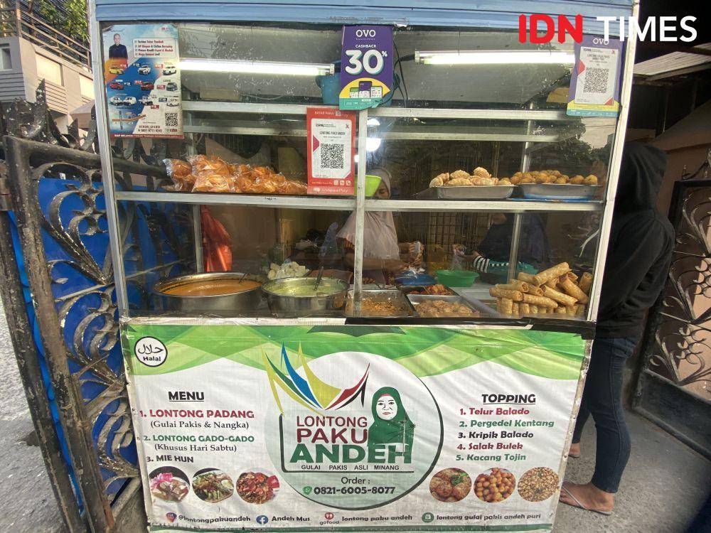 Lontong Paku Andeh menjadi menu favorit berbuka puasa di Medan (IDN Times/Indah Permata Sari)