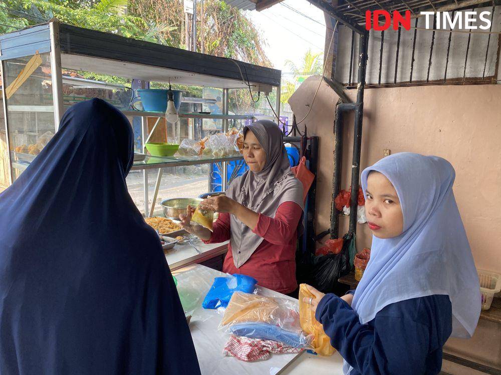 Lontong Paku Andeh menjadi menu favorit berbuka puasa di Medan (IDN Times/Indah Permata Sari)
