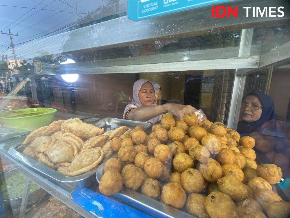 Lontong Paku Andeh menjadi menu favorit berbuka puasa di Medan (IDN Times/Indah Permata Sari)