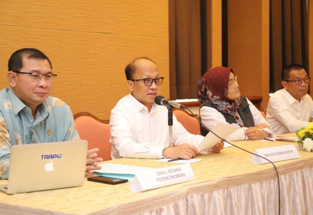 Sekretaris Jenderal Kemnaker, Anwar Sanusi saat dengarkan aspirasi dari berbagai stakeholder untuk Rancangan Undang-Undang tentang Perlindungan Pekerja Rumah Tangga (RUU PPRT) (Dok. Kemnaker)