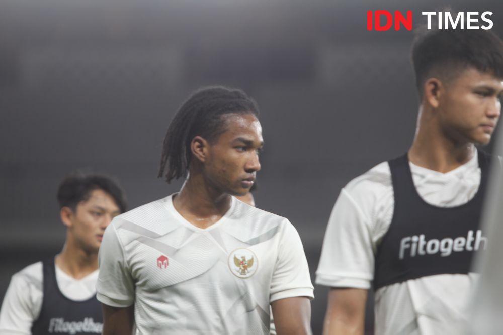 Sesi latihan Timnas Indonesia U-22 di Stadion Utama Gelora Bung Karno, Kamis (13/4/2023). (IDN Times/Tino).