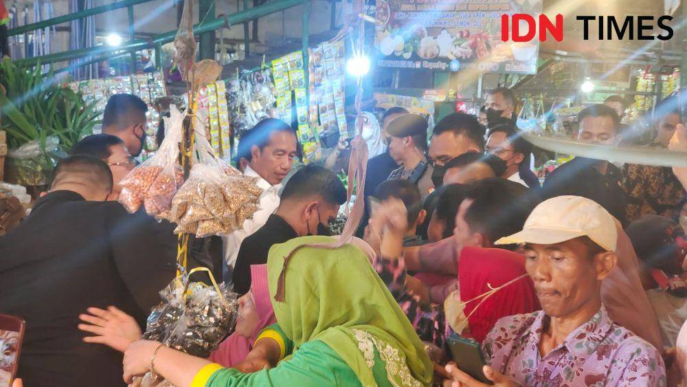 Presiden Jokowi saat menelusir lorong pasar Tugu, Kecamatan Cimanggis, Kota Depok. (IDNTimes/Dicky)