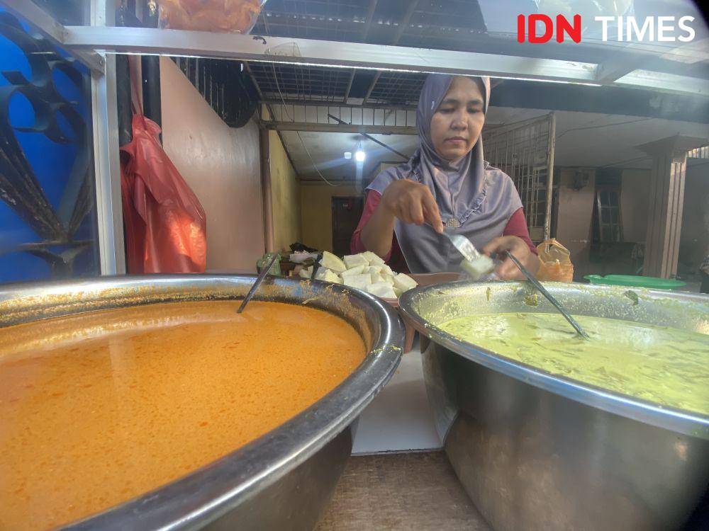 Lontong Paku Andeh menjadi menu favorit berbuka puasa di Medan (IDN Times/Indah Permata Sari)