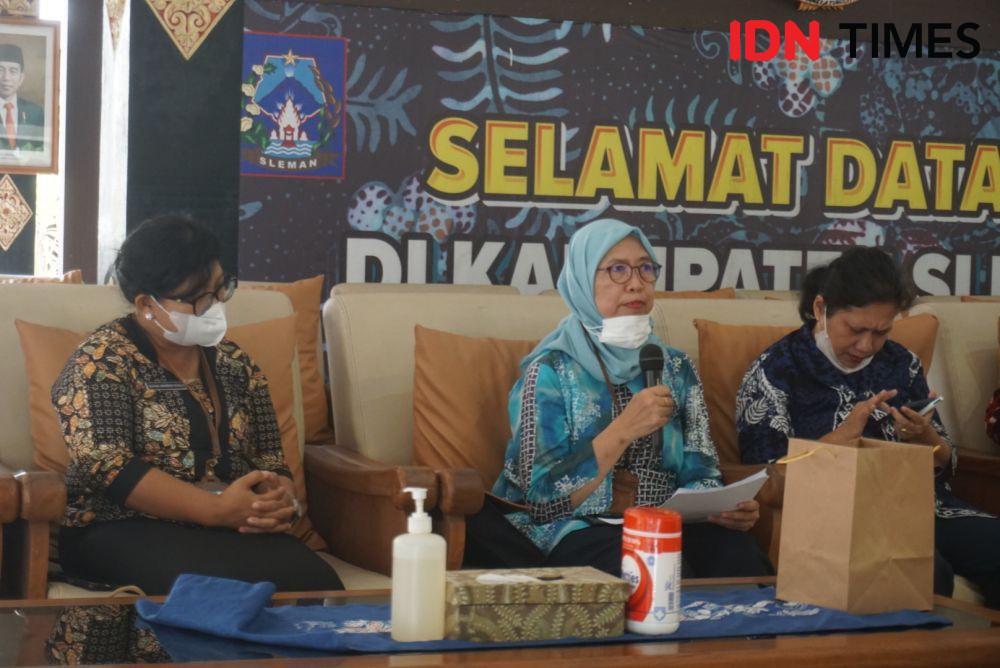 Direktur RSUD Sleman, Novita Krisnaeni (tengah). (IDN Times/Herlambang Jati Kusumo)
