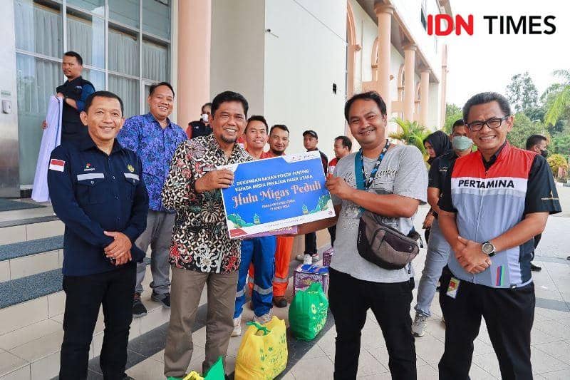Bupati PPU Hamdam simbolis serahkan bantuan dari SKK Migas kepada perwakilan awak media (IDN Times/ Ervan)