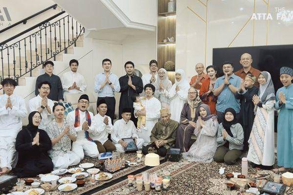 Atta buka puasa dengan keluarga besar (YouTube.com/AH)