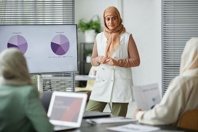 Ilustrasi wanita sedang berdiri melakukan presentasi (Pexels.com/Cedric Fauntleroy)