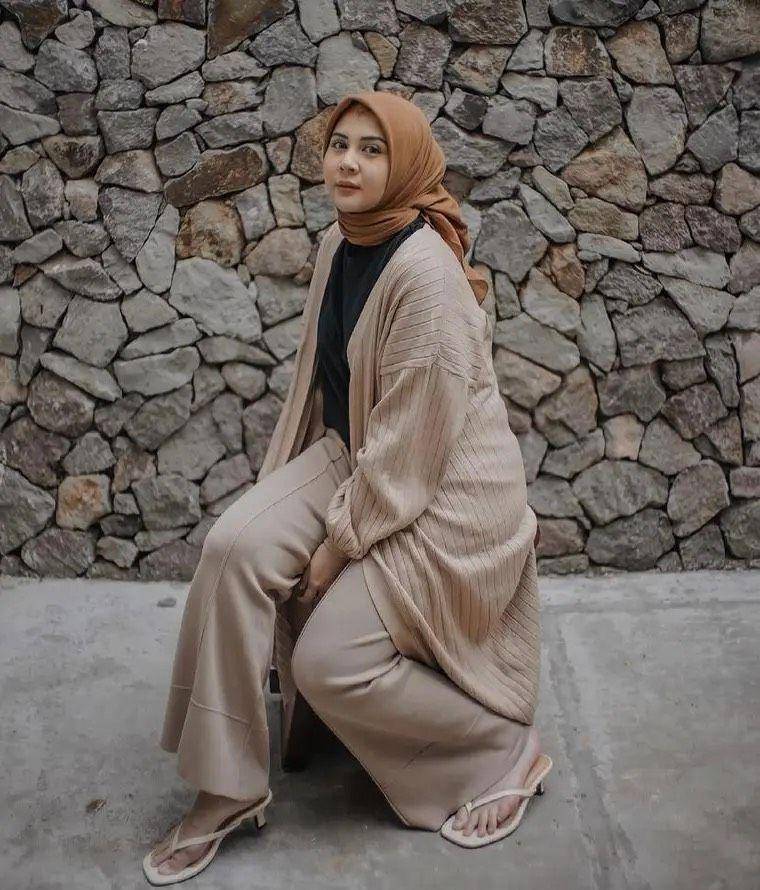 outfit kardigan rajut (instagram.com/kesharatuliu05)