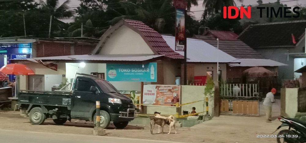 Rumah warga yang berada di depan Sirkuit Mandalika. (IDN Times/Muhammad Nasir)