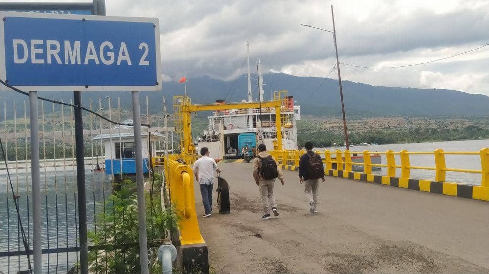 Penumpang tengah berjalan menuju ke dalam kapal Ferry