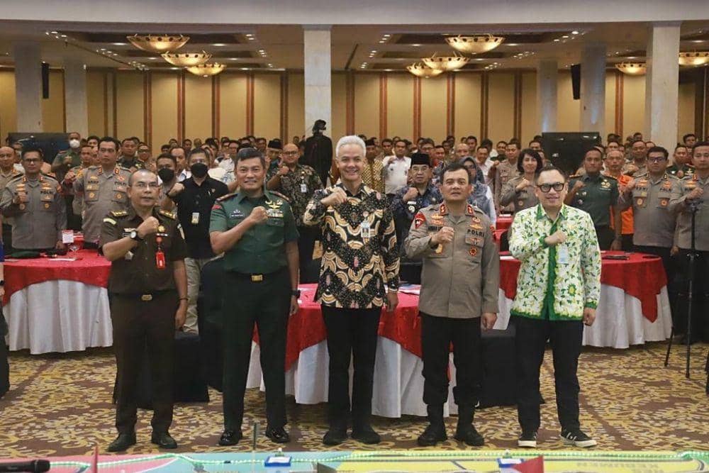 Pangdam IV Diponegoro Mayjen TNI Widi Prasetijono bersama Gubernur Jateng Ganjar Pranowo dan Kapolda Jateng Irjen Pol Ahmad Luthfi berfoto bersama forkopimda di Patra Jasa. (IDN Times/Dok Humas Pemprov Jateng)