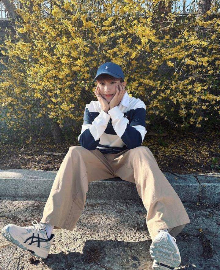 potret outfit traveling DK SEVENTEEN (instagram.com/dk_is_dokyeom)