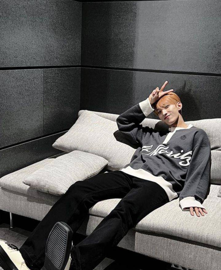 potret outfit traveling DK SEVENTEEN (instagram.com/dk_is_dokyeom)
