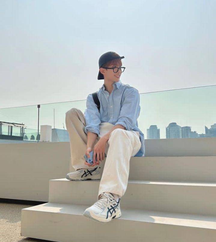 potret outfit traveling DK SEVENTEEN (instagram.com/dk_is_dokyeom)