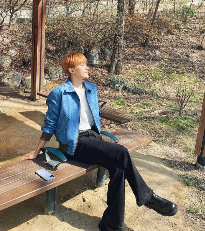potret outfit traveling DK SEVENTEEN (instagram.com/dk_is_dokyeom)