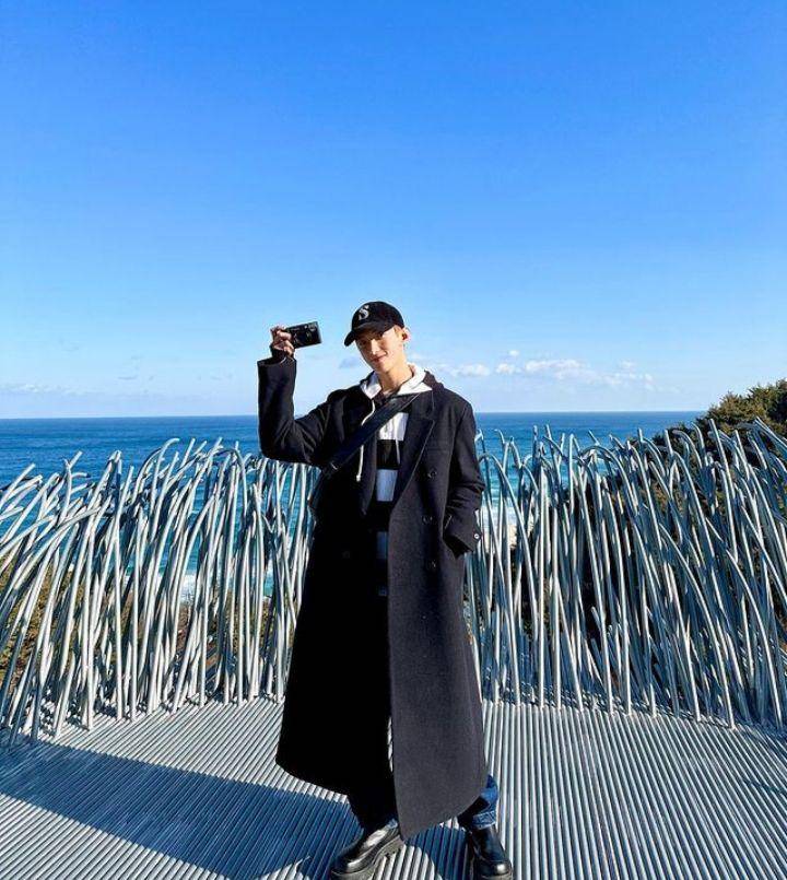 potret outfit traveling DK SEVENTEEN (instagram.com/dk_is_dokyeom)