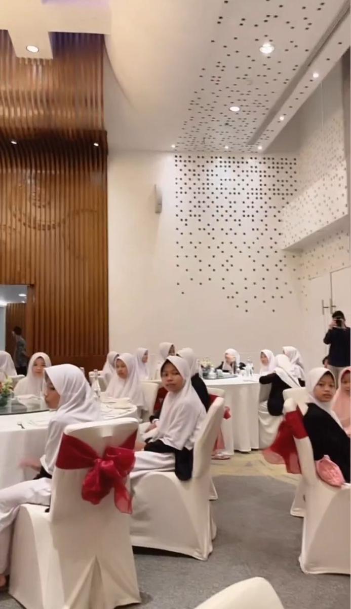potret Ivan Gunawan dan Bunda Corla gelar buka bersama para santri (instagram.com/andina_julie)