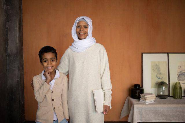 gambar seorang perempuan Muslim dan putranya (pexels.com/Monstera)