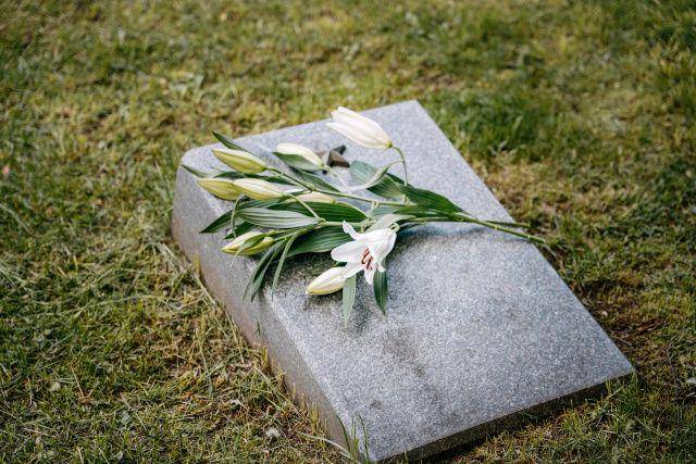 gambar sebuah makam (pexels.com/Ivan Samkov)