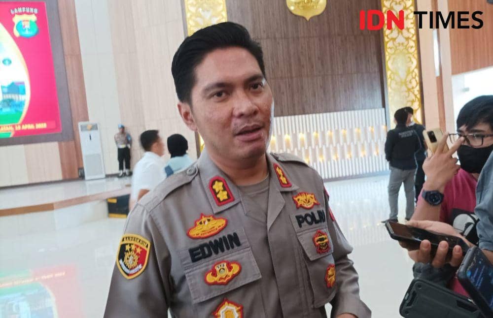 Kapolres Lampung Selatan, AKBP Edwin saat dimintai keterangan di Mapolda Lampung. (IDN Times/Tama Yudha Wiguna).