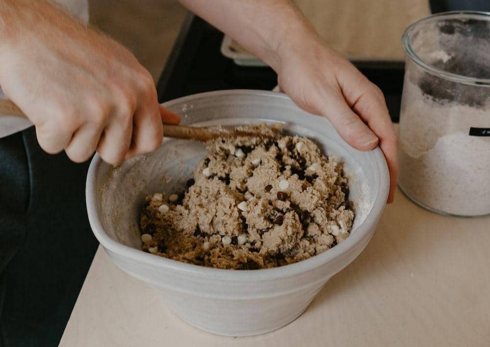 ilustrasi mengaduk adonan (unsplash.com/toaheftiba)