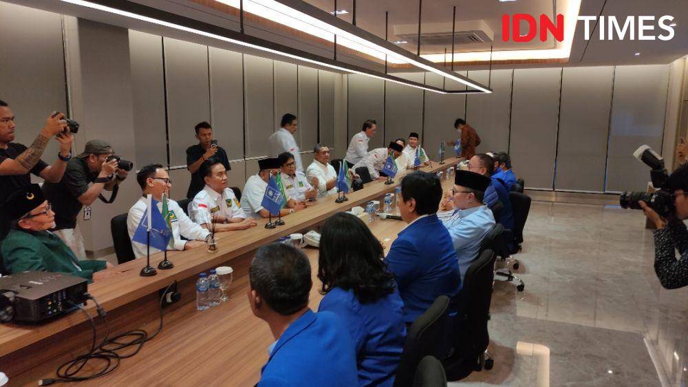 Partai Bulan Bintang (PBB) menggelar silaturahmi politik ke Kantor Dewan Pimpinan Pusat (DPP) PAN pada Kamis (13/4/2023) malam (IDN Times/Yosafat Diva Bayu Wisesa)