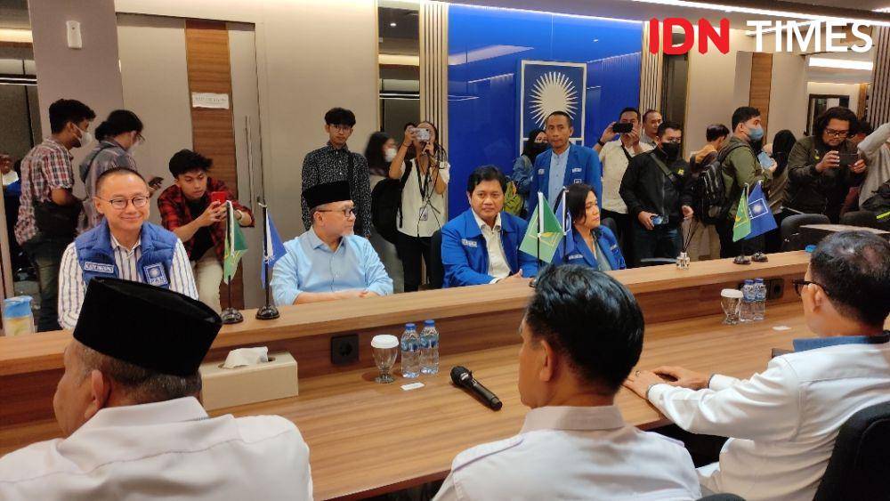 Partai Bulan Bintang (PBB) menggelar silaturahmi politik ke Kantor Dewan Pimpinan Pusat (DPP) PAN pada Kamis (13/4/2023) malam (IDN Times/Yosafat Diva Bayu Wisesa)