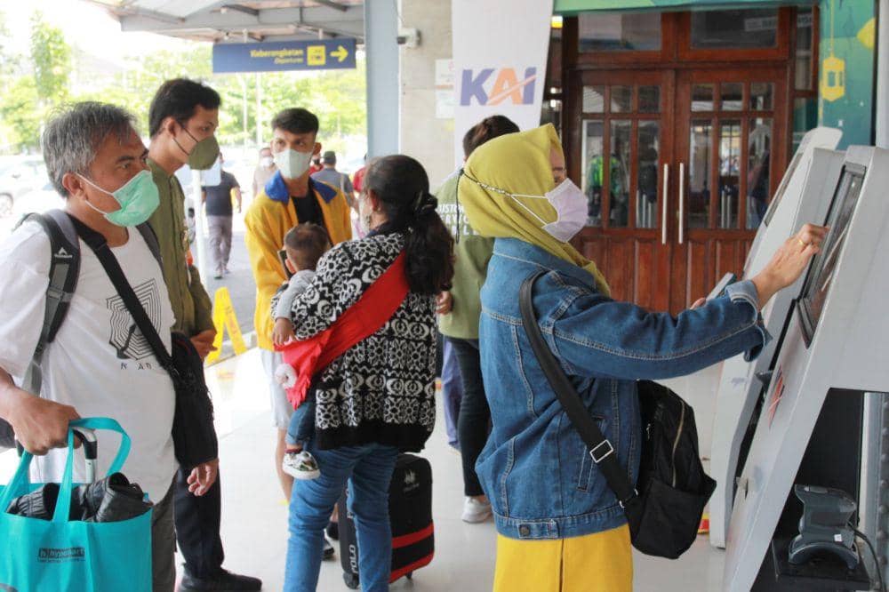 Sejumlah calon penumpang kereta api mengantre saat memesan tiket melalui layanan online yang tersedia di loket Stasiun Tawang Semarang. (IDN Times/Dok Humas KAI Daop 4 Semarang)