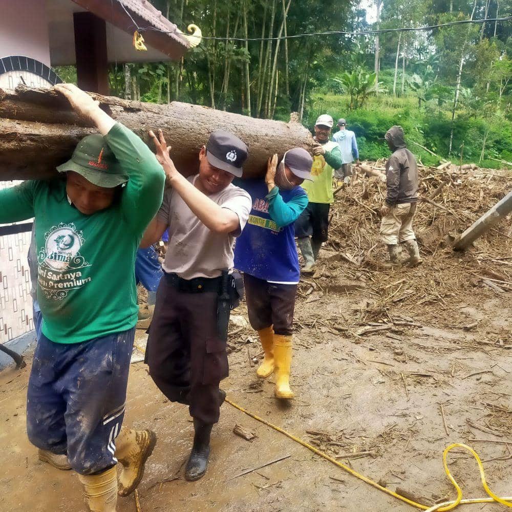 Proses evakuasi material akibat banjir bandang di Kecamatan Ngantang. (Dok Polsek Ngantang)