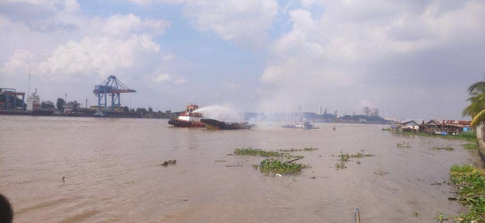 Kapal Pengangkut 38 Ton Beras Terbakar di Perairan Sungai Musi