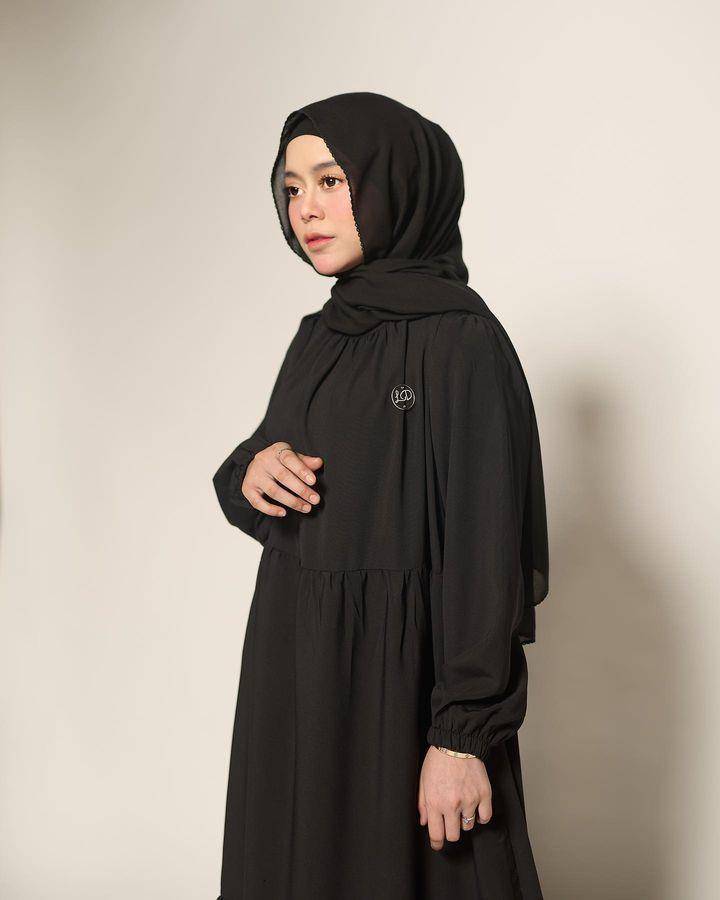 ootd gamis Lesty Kejora (instagram.com/lestykejora)