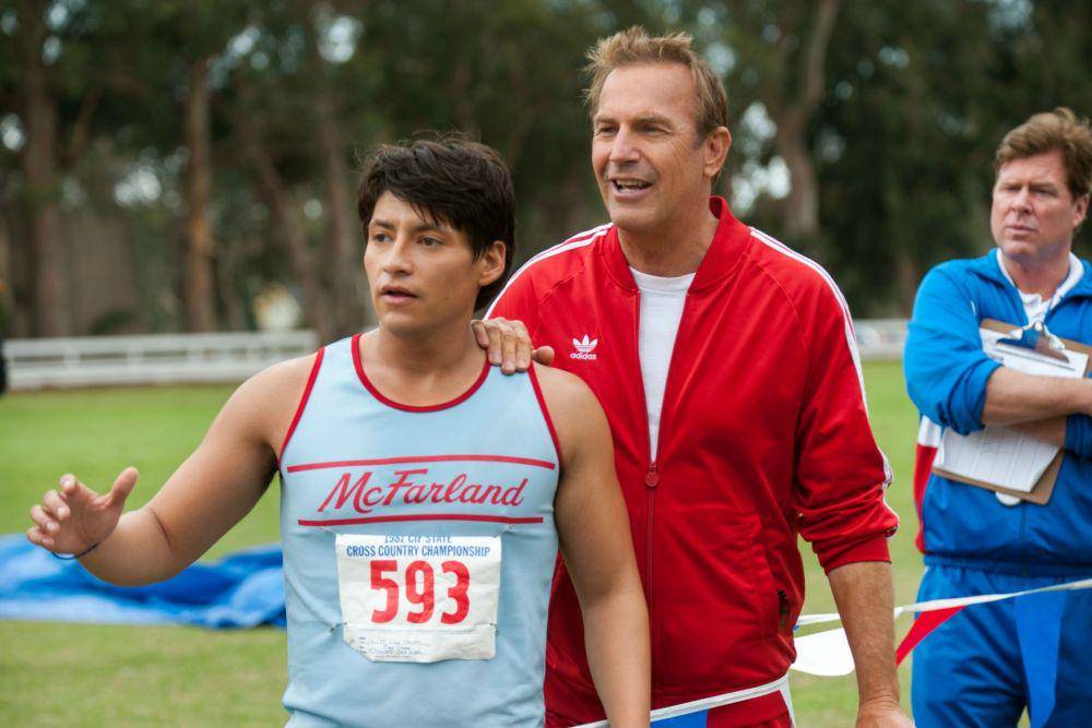 Kevin Costner (kanan) dalam film McFarland, USA (dok. Walt Disney Pictures/McFarland, USA)
