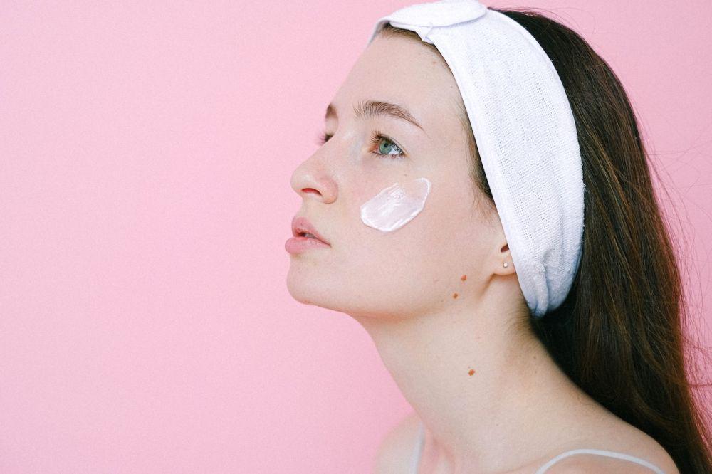 ilustrasi pemakaian produk kecantikan di wajah (pexels.com/Anna Shvets)