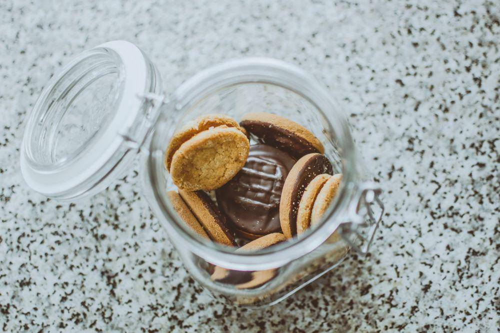 ilustrasi kue kering dalam toples (pexels.com/Lisa Fotios)