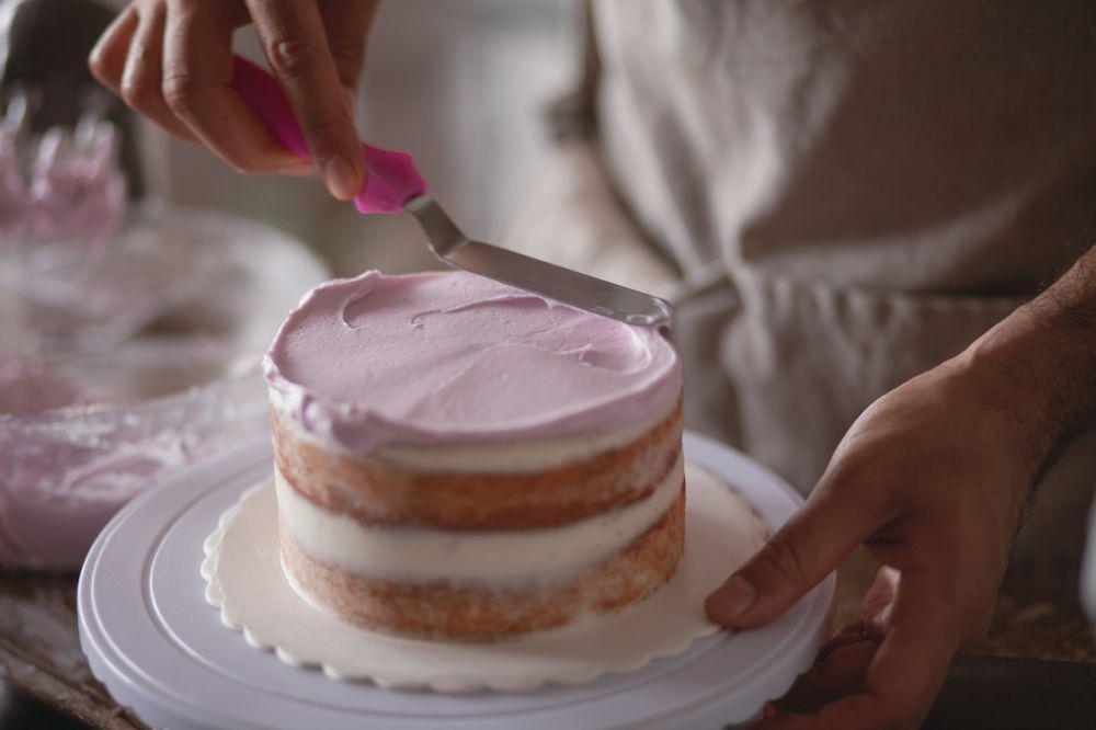 ilustrasi mengolesi kue dengan frosting (pexels.com/Los Muertos Crew)