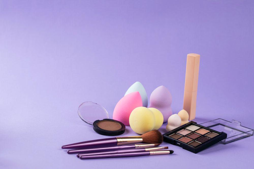 ilustrasi brush, spons, dan kosmetik (pexels.com/Maria Camila Castaño)