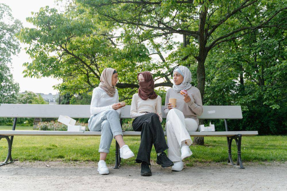 ilutrasi mendengarkan obrolan saudara (pexels.com/MART PRODUCTION)