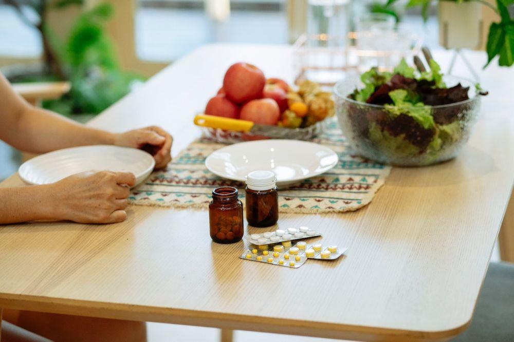 7 Obat yang Harus Dikonsumsi bersama Makanan dan Alasannya